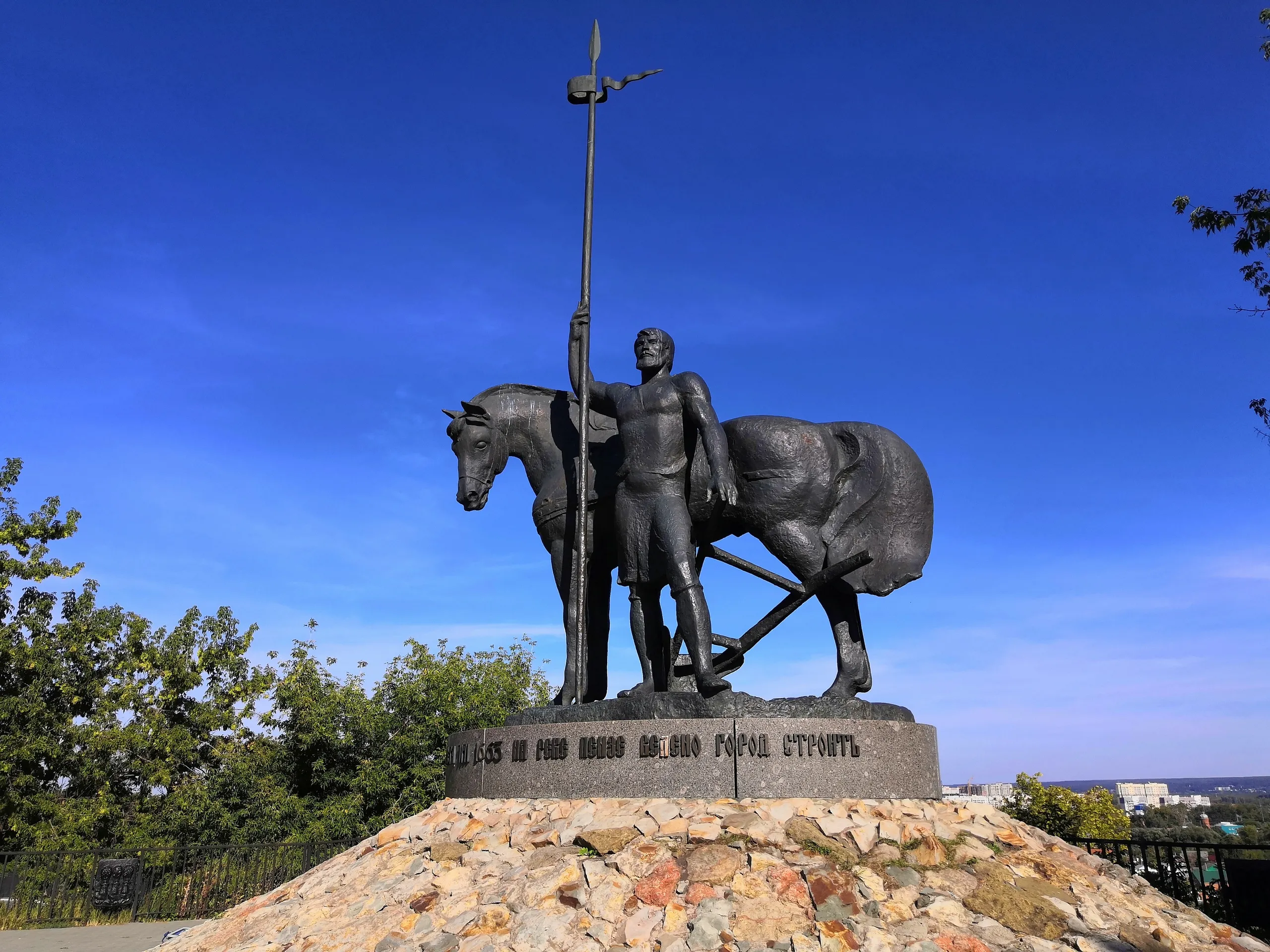 Достопримечательность памятник. Пензенский памятник первопоселенцу. Памятник «Первопоселенец» достопримечательности Пензы. Пензенская область памятник первопоселенцу. Первопоселенец скульптура в Пензе.