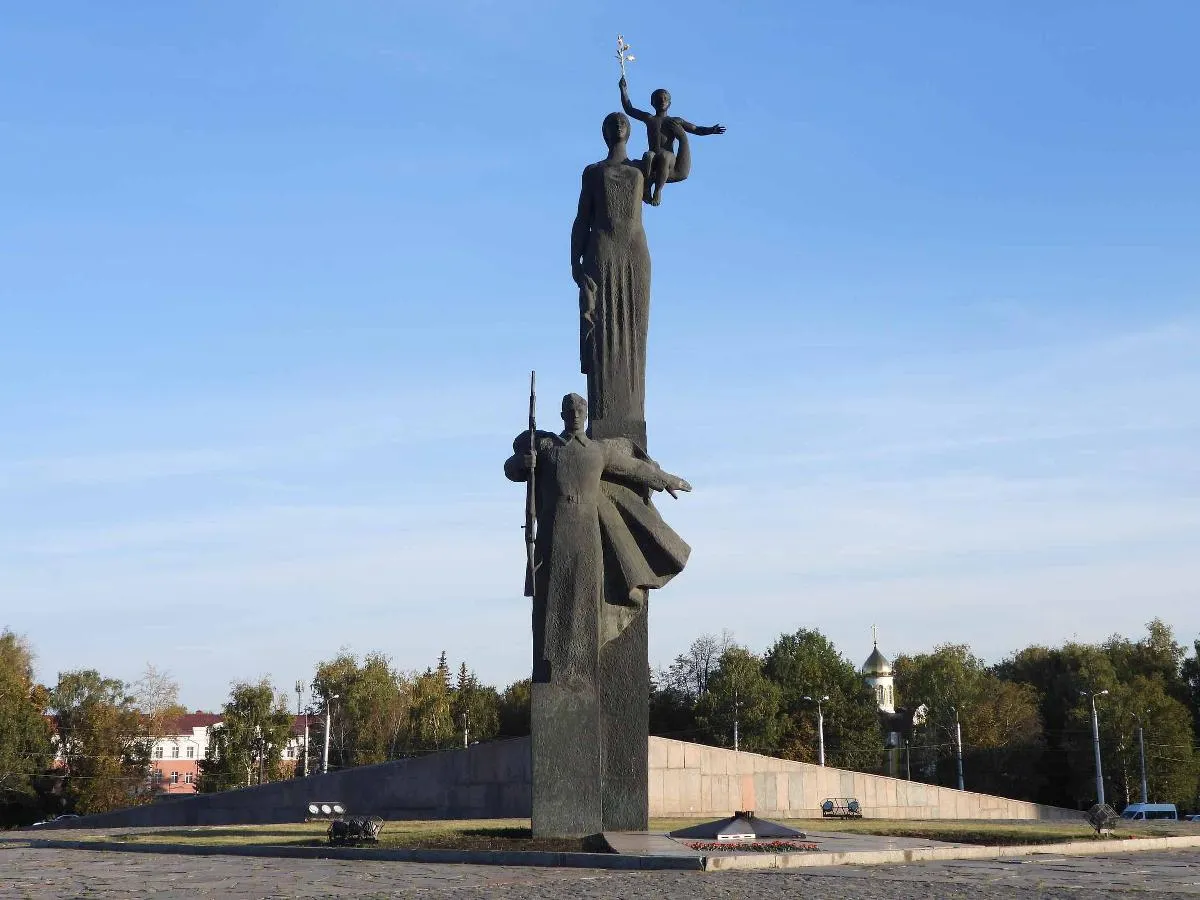 Парк победы пенза. Монумент воинской славы Пенза. Памятник Победы Пенза. Монумент воинской и трудовой славы в Пензе проспект Победы. Монумент воинской славы Чебоксары.