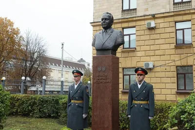 На площади Жукова в Пензе отбили плитку с постамента памятника Конституции