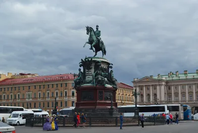 Памятники профессиям в Петербурге