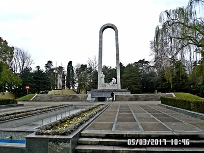 Файл:Brilliantovaya ruka monument Sochi.JPG — Википедия