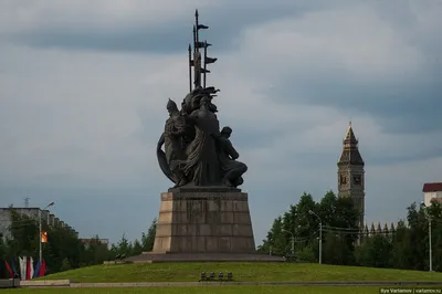 В центре Сургута «забил» нефтяной фонтан - KP.RU