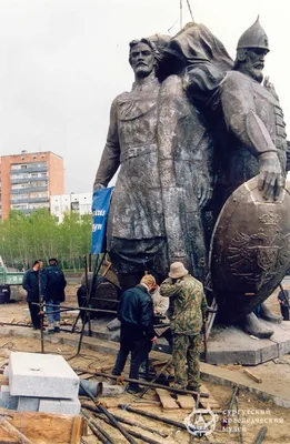 Памятник \"Сгущенке\" в Сургуте - достопримечательности Сургута