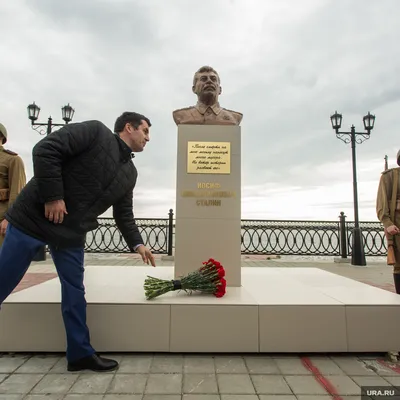 Мэр Сургута пригласил в город дизайнера Артемия Лебедева, раскритиковавшего  памятник нефтяникам