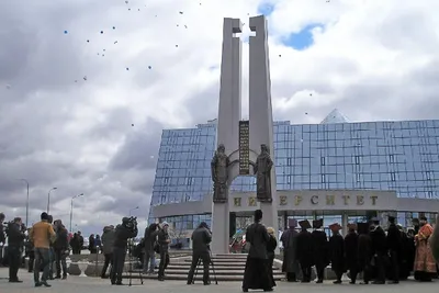 У памятника основателям Сургута посадили большой цветник - KP.RU