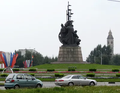 В Сургуте открыли памятник газовику
