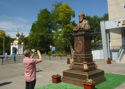 таганрог россия 24 июня 2020 : памятник в честь 300-летия города. 13  сентября 2002 года Редакционное Фото - изображение насчитывающей  грандиозно, колонки: 215570551