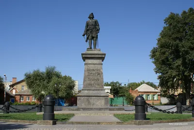 Памятник Фаине Раневской в Таганроге