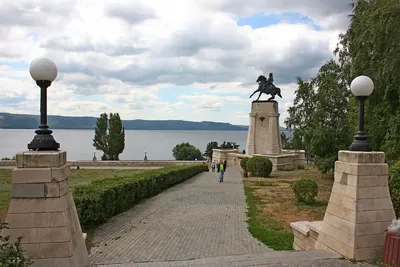 В Автограде торжественно открыли памятник Пальмиро Тольятти