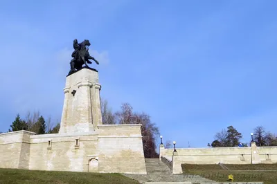 Обои Памятник Татищеву, Тольятти Города - Памятники, скульптуры,  арт-объекты, обои для рабочего стола, фотографии памятник, татищеву,  тольятти, города, памятники, скульптуры, арт, объекты, постамент, деревья,  трава, облака, небо Обои для рабочего стола ...