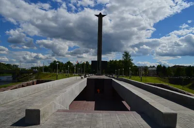 Памятник Михаилу Тверскому - каменный крест с барельефом (Тверь - Тверская  область)