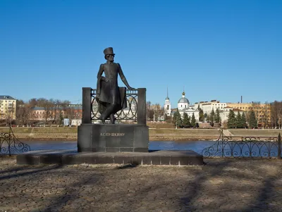 В Твери памятник рыбаку установили в безрыбном, зато людном месте - KP.RU