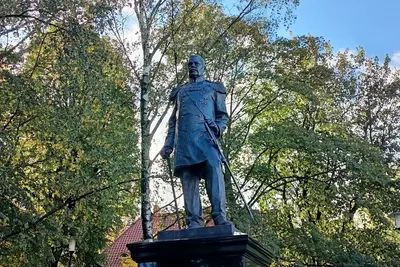 На улице Озерова в Калининграде установили памятник графу Муравьёву