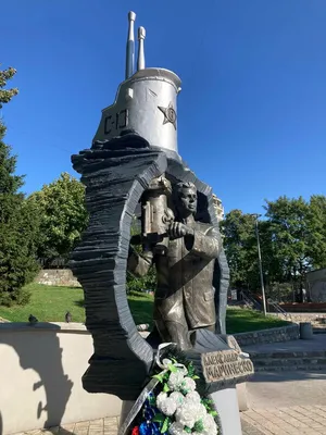 Фото: Памятник Маринеско, жанровая скульптура, Калининград, набережная  Маринеско — Яндекс Карты