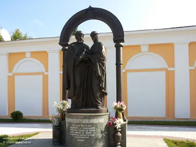 В Калуге художник-пенсионер за свои деньги установил памятник врачам,  пострадавшим от коронавируса - Подъём