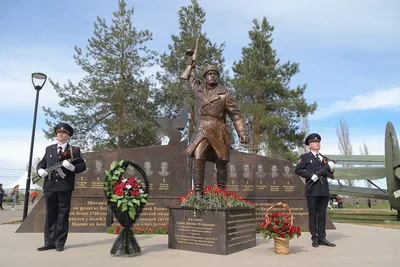 Памятник Минину и Пожарскому. Описание, фото и видео, оценки и отзывы  туристов. Достопримечательности Нижнего Новгорода, Россия.