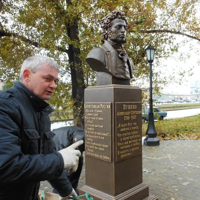 Памятник маршалу Покрышкину убрали с площади Маркса в Новосибирске