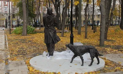 Скамейка с игрушкой. В Воронеже открыли памятник детям, погибшим в Саду  пионеров