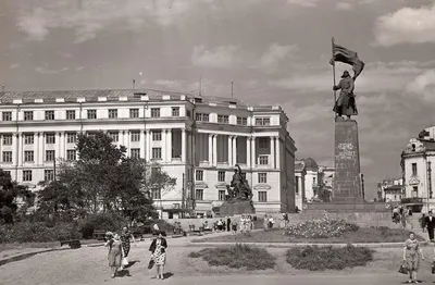 Во Владивостоке моют памятники