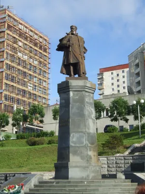 В центре Владивостока открыли памятник Штирлицу - Российская газета