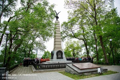 Самому человечному памятнику Владивостока, лихому моряку загранплавания, на  днях исполнилось 10 лет.