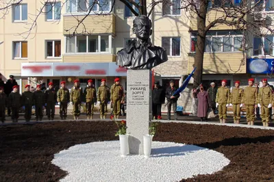 Десятилетний юбилей памятнику моряку загранплавания Эдику отмечают во  Владивостоке — Город В
