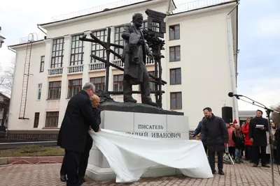 Памятник первому электрическому фонарному столбу \"Писающая собачка\" (Вологда )