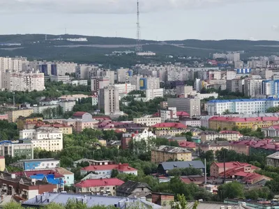 Мурманск, Россия - 1 июля 2019 года: Панорама городского праздничного парка  с полуновским озером Стоковое Изображение - изображение насчитывающей  озеро, редакционо: 162220811