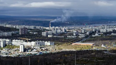 Город Мурманск. Мурманск на карте Росии. Фото Мурманска. Где находится.  Показать на карте. Незамерзающий порт Мурманск. Мурманский морской порт -  ворота Арктики. История Мурманска. Численность населения. Число жителей.  Заполярный город Мурманск. Панорама.