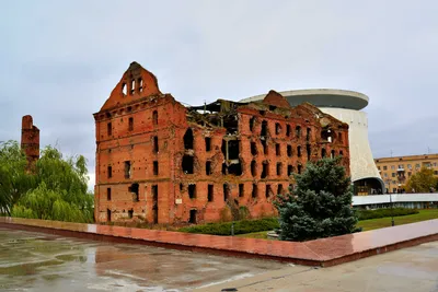 У музея-панорамы (Волгоград, Музей «Сталинградская битва»)