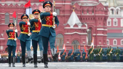 Парад на Красной площади, «Бессмертный полк» в соцсетях и экскурсии по  местам бомбежек. Как Москва отметит День Победы? - Мослента