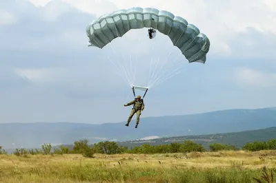 Парашютист В Военной Форме Цвета Хаки Парашют — стоковая векторная графика  и другие изображения на тему Военное дело - Военное дело, Парашютист,  Парашют - iStock