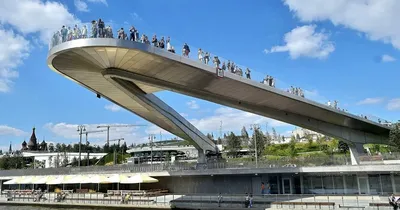 Парящий мост в парке \"Зарядье\" с необычного ракурса | Пикабу