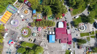 Парк аттракционов в парке Гагарина 🎠 📸@iunewind #местасамары #самара  #паркгагаринасамара #кафетримедведя #тримедведя #паркаттракционов… |  Instagram