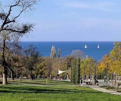 Пляж и парк «Учкуевка» в начале курортного сезона (фотогалерея)