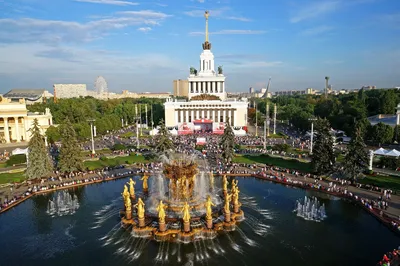 Парк Vdnh вднх на закате. Москва, Россия Редакционное Стоковое Изображение  - изображение насчитывающей оборудование, «урал»: 180839319