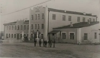 Павловка (Павловский район). Церковь Воскресения Христова, фотография.  архивная фотография Здание Павловского РДК середины прошлого века -  реконструированный храм Воскресения Христова.