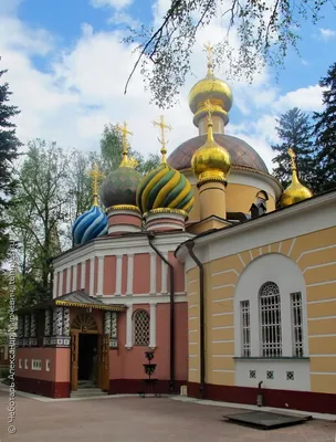 Церковь Игоря Черниговского в Переделкине, Ново-Переделкино (Западный  административный округ (ЗАО)), фотография. общий вид в ландшафте