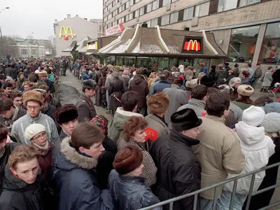 Рекордная очередь, диковинное меню: первый \"Макдоналдс\" в Москве - РИА  Новости, 31.01.2020