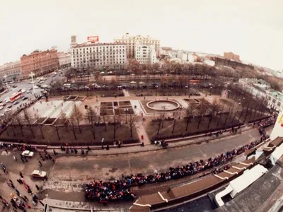 The first McDonald's in Moscow that drove the city mad, 1990 - Rare  Historical Photos