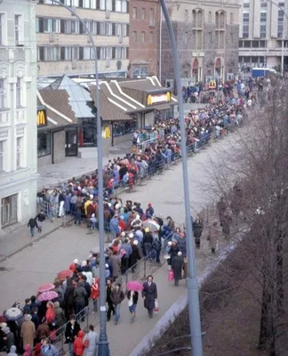 Grand Opening of the First McDonalds in Moscow, Russia - 1990 :  r/interestingasfuck