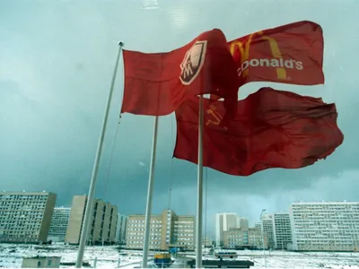 Photographers in 1990 Capture Amazing Images of the First McDonalds in  Moscow, Giant Crowds Ensue - TechEBlog