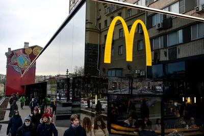 People in Moscow grab their last Big Macs before McDonald's temporarily  shuts Russian outlets over Ukraine | CBC News