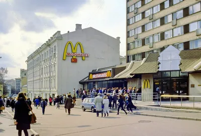 The first McDonald's in Moscow that drove the city mad, 1990 - Rare  Historical Photos