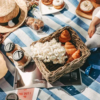 Romantic Summer Picnic Date - Outdoor Meal Inspiration