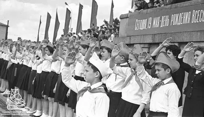 Иван Иванович Юкляевских - «Прием в пионеры», 1957, 79×107 см: Описание  произведения | Артхив