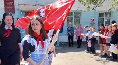 Пионеры и пионерки в пионерской форме и их учительница . Пионеры . Мальчики  и девочки .1968 г