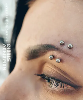 Таня Ретро - мастер пирсинга в Instagram: «Плоскостной пирсинг брови  (#surfacepiercing ) с использованием П-штанги из титана с топ… | Пирсинг  бровей, Пирсинг, Оникс