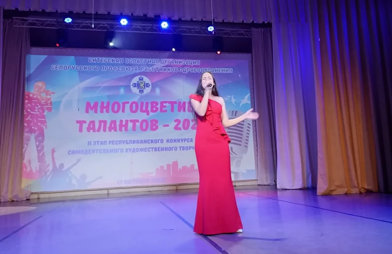 Оригинальное платье раздора на белом фоне Оригинальное платье раздора на белом фоне