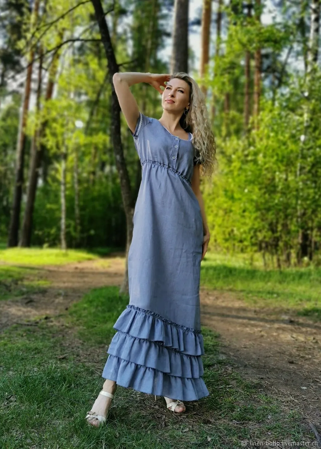 Фотография женского платья с волнистым подолом Фотография женского платья с волнистым подолом